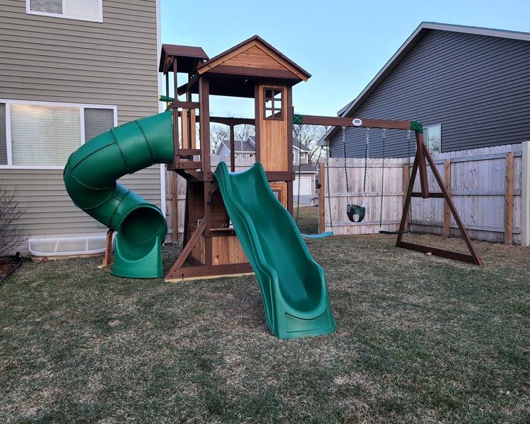 Outdoor playset assembly